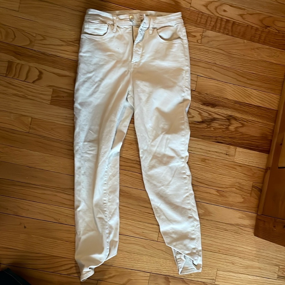 Good American cream ankle jeans.